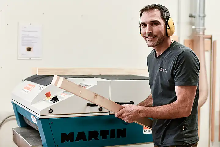 Freundlicher Schreiner bei der Arbeit mit Holz