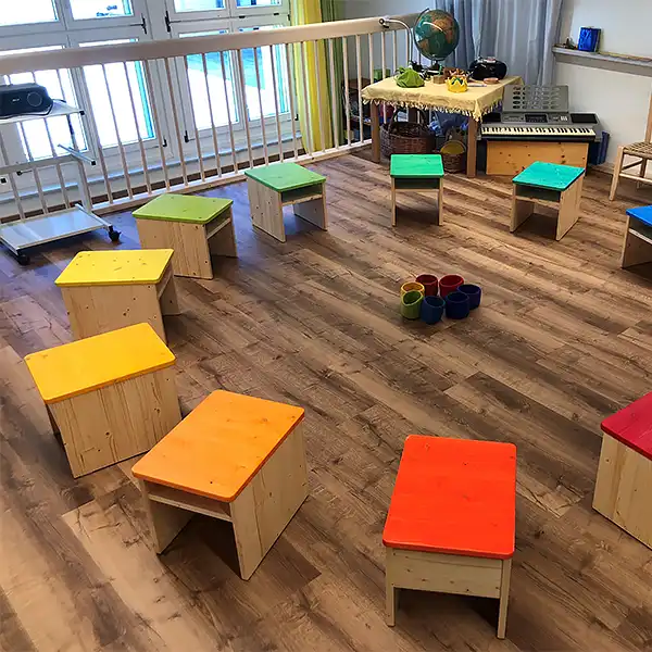 Sitzkreis mit Holzhockern Churermodell