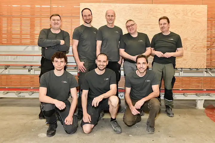 Ein Teamfoto der Schreinerei Wil mit 8 Männern