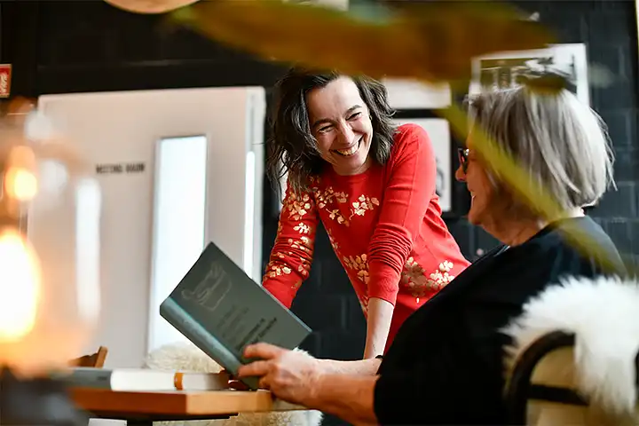 Zwei Frauen unterhalten sich fröhlich in der Lernstube