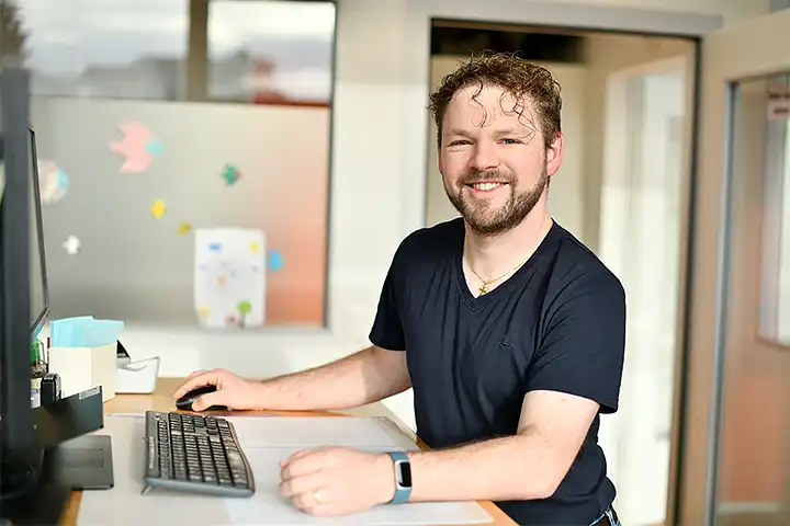 Mann arbeitet am Computer