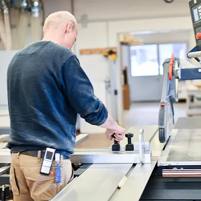 Mann arbeitet in Schreinerei