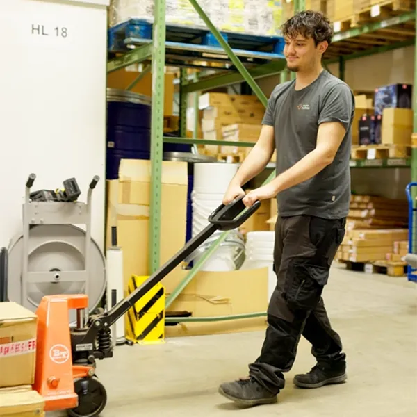 Junger Mann arbeitet in der Logistik