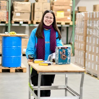 junge Frau arbeitet in der Logistik